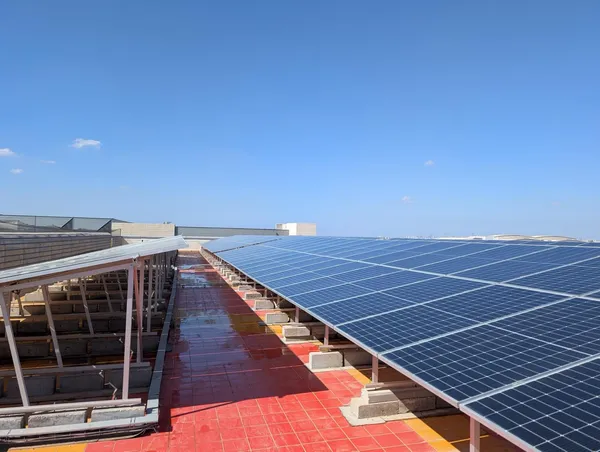 מערכת פאנלים סולאריים על גג מסחרי עם רצפה אדומה