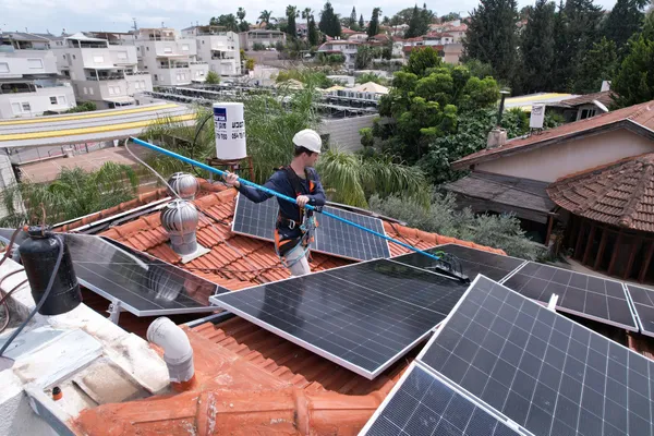 מבט אווירי על מספר גגות עם מערכות סולאריות