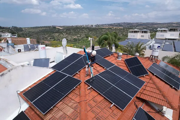 מבט אווירי על עובד מנקה פאנלים באזור כפרי