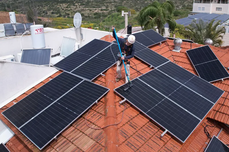 פאנלים סולאריים נקיים אחרי ניקוי מקצועי