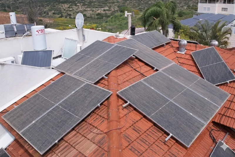 פאנלים סולאריים מלוכלכים לפני ניקוי